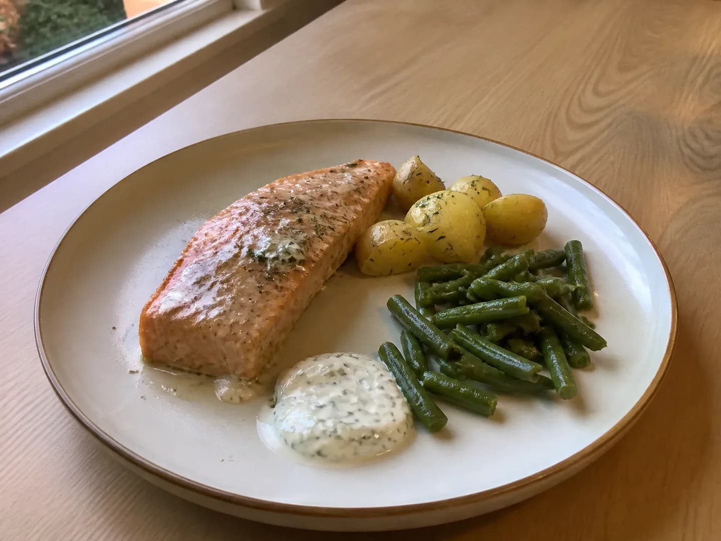 Lemon salmon with potatoes, green beans and spinach